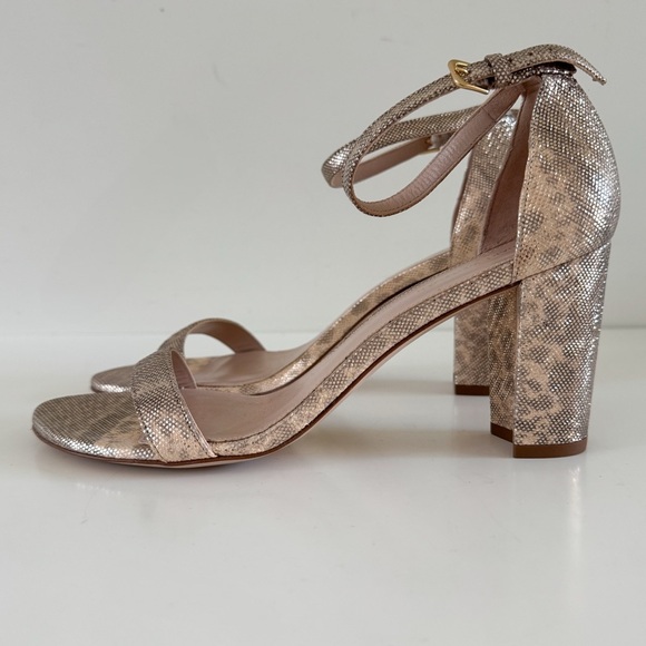STUART WEITZMAN • Nearlynude Textured-Lamé Sandals In Oro - Picture 7 of 15